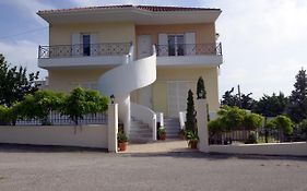 Simos' Sea View House